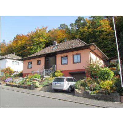 Einfamilienhaus mit liebevoll angelegtem Garten in ruhiger Waldrandlage von Hillscheid