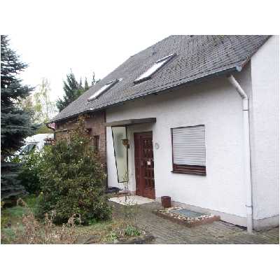 Einfamilienhaus mit Garten und Garage