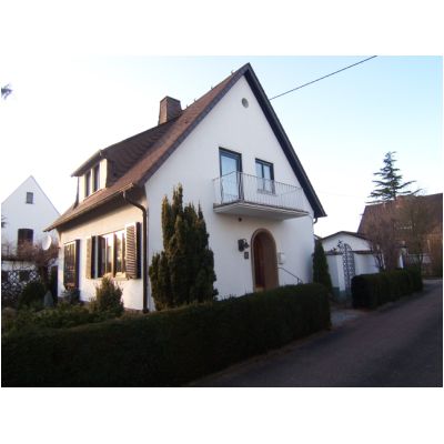 Freistehendes Einfamilienhaus mit Garten und Garage